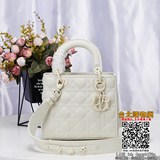 Lady Dior My Four-Piece Frosted Badge демонстрирует глубокое понимание элегантно