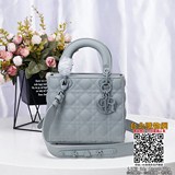 Lady Dior My Four-Piece Frosted Badge демонстрирует глубокое понимание элегантно