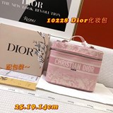 DIOR выпустил в продажу самую популярную косметичку с вышивкой в стиле «old flow