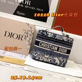 DIOR выпустил в продажу самую популярную косметичку с вышитым логотипом. Она име