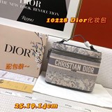 DIOR выпустил в продажу самую популярную косметичку с вышитым логотипом. Она име