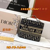 DIOR выпустил в продажу самую популярную косметичку с вышитым логотипом. Она име