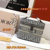 DIOR выпустил в продажу самую популярную косметичку с вышитым логотипом. Она име