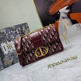 Сумка Di0r 30 Montaigne, вдохновленная моделью Dior 1947 года.
