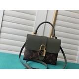 M44141 Компактная и стильная сумка Locky BB изготовлена из ткани Monogram и кожи