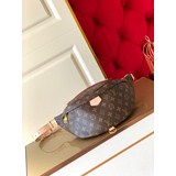 Модель m43644 изготовлена из классической ткани Monogram и украшена кожаной наши