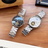 Новая модель Vacheron Constantin с большим балансовым колесом и фазой Луны.