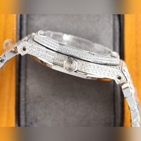 Роскошная версия, вручную инкрустированная бриллиантами, высокока