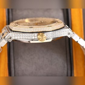 Роскошная версия, вручную инкрустированная бриллиантами, высокока