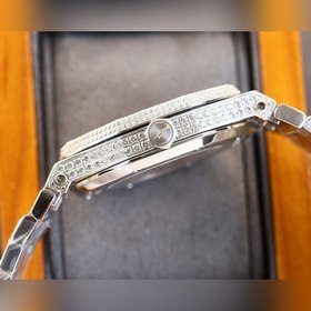 Роскошная версия, вручную инкрустированная бриллиантами, высокока
