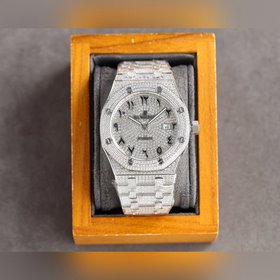 Роскошная версия, вручную инкрустированная бриллиантами, высокока