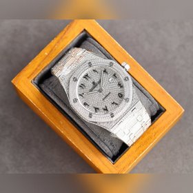 Роскошная версия, вручную инкрустированная бриллиантами, высокока