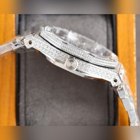 Роскошная версия, вручную инкрустированная бриллиантами, высокока