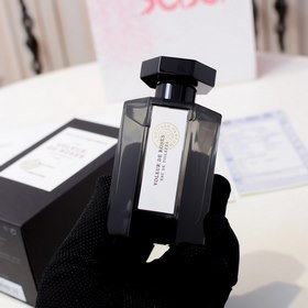 Название бренда： LArtisan Parfumeur  Voleur de Roses Упаковка то