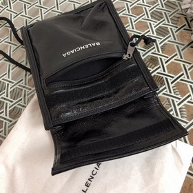Классическая сумка для мобильного телефона от Balenciaga. Итальян