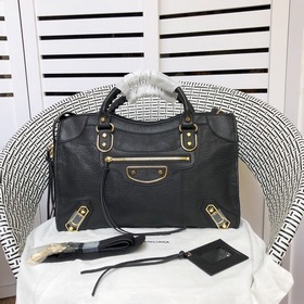 Paris Maison Motorcycle Bag - Кожа козы с золотыми гвоздиками, че