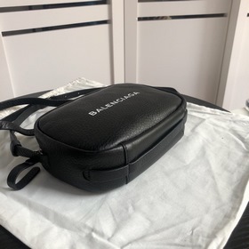 Серия EVERYDAY от Balenciaga Серия EVERYDAY отличается привлекательным