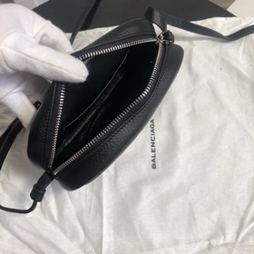 Серия EVERYDAY от Balenciaga Серия EVERYDAY отличается привлекательным