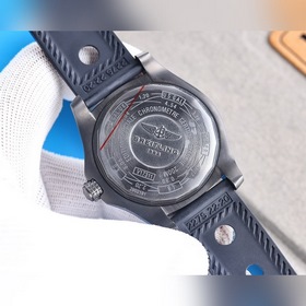 Breitling - Серия Avenger Полностью автоматический механизм 43*1