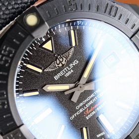 Breitling Blackbird V17311101B11 Volcano Black 44 мм В данной вер
