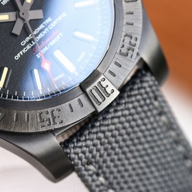 Breitling Blackbird V17311101B11 Volcano Black 44 мм В данной вер