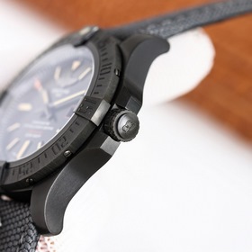 Breitling Blackbird V17311101B11 Volcano Black 44 мм В данной вер