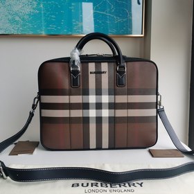 Новый изящный портфель от Burberry Изготовлена из кожи с клетчаты
