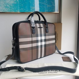 Новый изящный портфель от Burberry Изготовлена из кожи с клетчаты