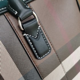 Новый изящный портфель от Burberry Изготовлена из кожи с клетчаты