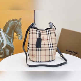 Сумка-бакет с косым ремнем от Burberry Сумка-бакет с косым ремнем