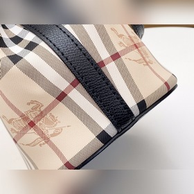 Сумка-бакет с косым ремнем от Burberry Сумка-бакет с косым ремнем