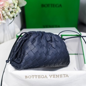 BV темно-синяя сумка The Pouch Celine Первая коллекция, созданная
