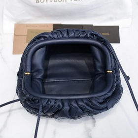 BV темно-синяя сумка The Pouch Celine Первая коллекция, созданная