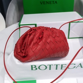 BV Сумка The Pouch, красная, с большим узором виде облаков Сумк