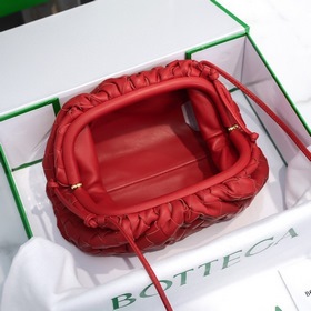 BV Сумка The Pouch, красная, с большим узором виде облаков Сумк