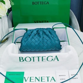 BV The Pouch сумочка в руке, маленькая облачная сумка с крупной с