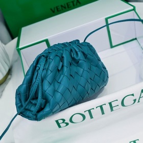 BV The Pouch сумочка в руке, маленькая облачная сумка с крупной с