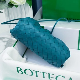 BV The Pouch сумочка в руке, маленькая облачная сумка с крупной с