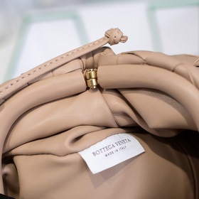 BV The Pouch сумочка в руке Маленькое облако, большая клетка Цв