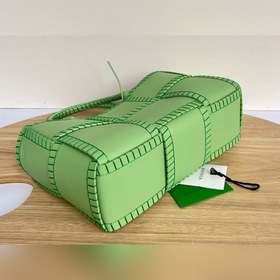 BV Arco Tote сумка-клатч, модель 690401  Плетеная сумка из овечь