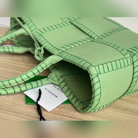 BV Arco Tote сумка-клатч, модель 690401  Плетеная сумка из овечь