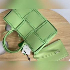 BV Arco Tote сумка-клатч, модель 690401  Плетеная сумка из овечь