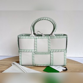 BV Arco Tote сумка-клатч, модель 690401  Плетеная сумка из овечь