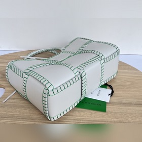 BV Arco Tote сумка-клатч, модель 690401  Плетеная сумка из овечь