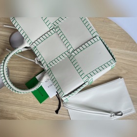 BV Arco Tote сумка-клатч, модель 690401  Плетеная сумка из овечь