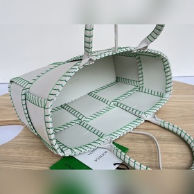BV Arco Tote сумка-клатч, модель 690401  Плетеная сумка из овечь