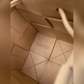 BV Ручно плетеный маленький ведерко  Артикул： 680217 Новейшая 