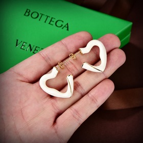 Новые серьги BV от BOTTEGA VENETA Необычный дизайн, полный индив