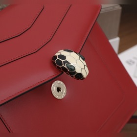 Серия Serpenti Forever от Bulgari, сумка в китайском красном цвет