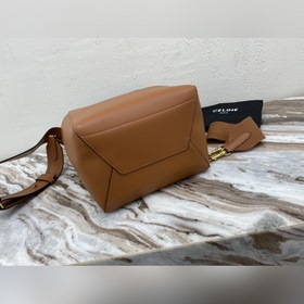 CELINE SEAU SANGLE Сумка из зернистой телячьей кожи Модель： 18054